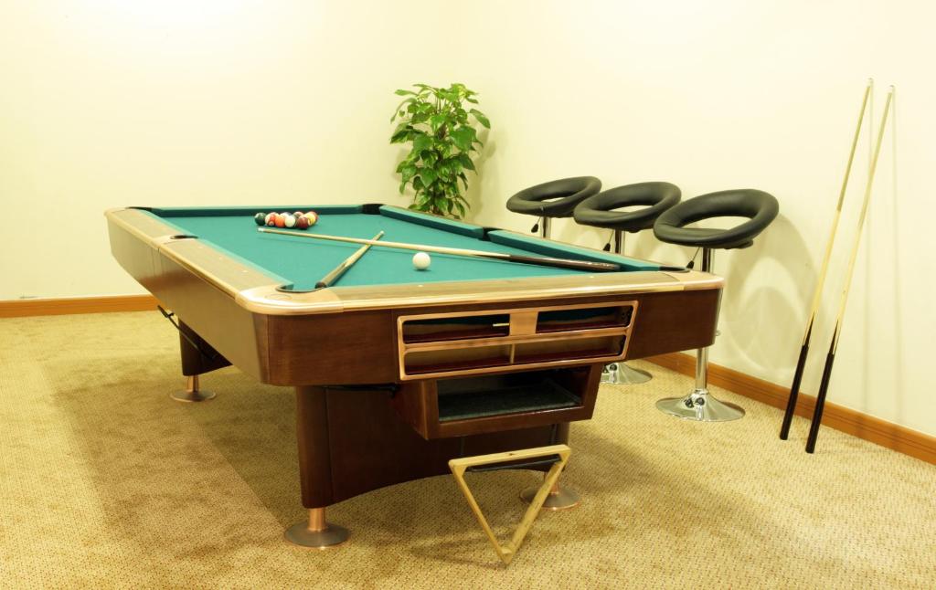 Una mesa de billar en Ramada Hotel & Suites by Wyndham Ajman