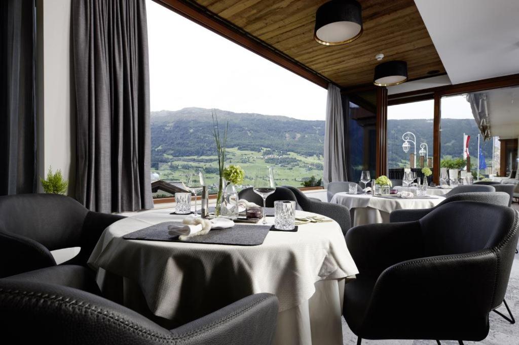 Nespecifikovaný výhled na hory nebo výhled na hory při pohledu z hotelu