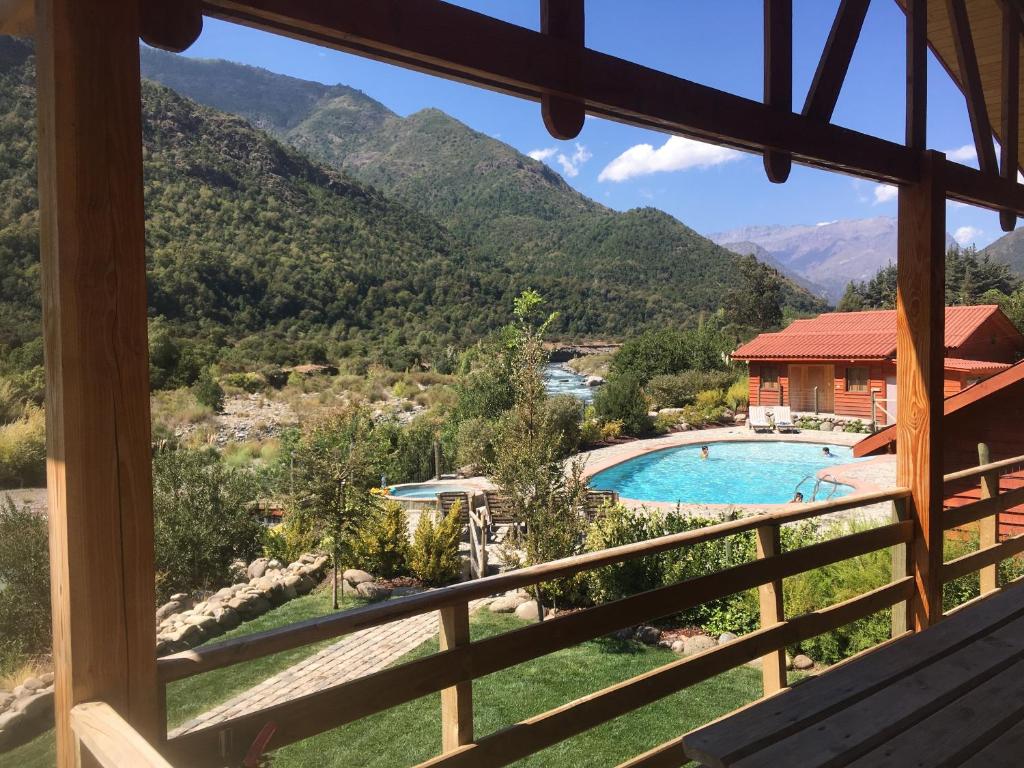 - une vue depuis la fenêtre d'un complexe avec piscine dans l'établissement Los Quenes River Lodge, à Los Queñes