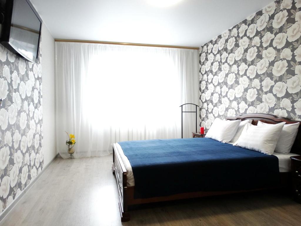 トゥーラにあるInndays on Lunacharskogo-2のベッドルーム(青いベッド1台、大きな窓付)