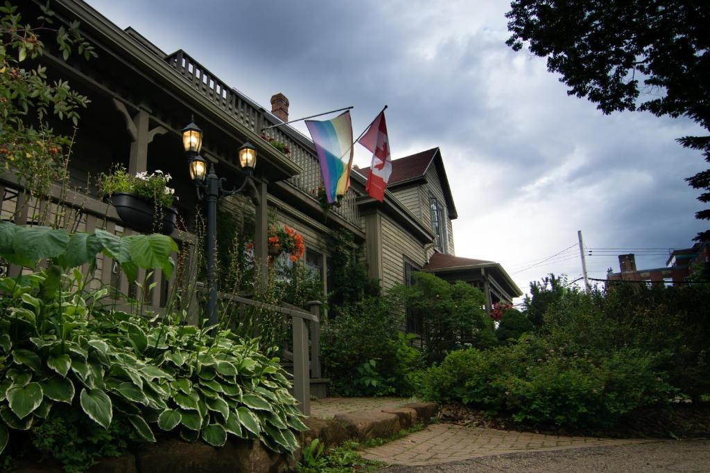A garden outside Shipwright Inn