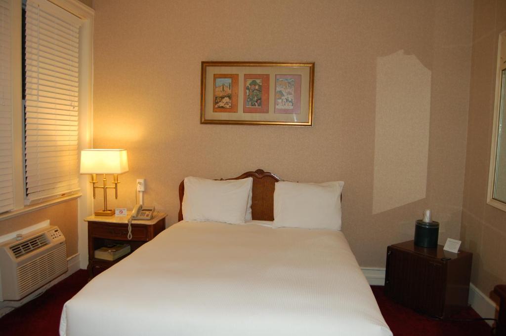 Postel nebo postele na pokoji v ubytování Windsor Inn Hotel
