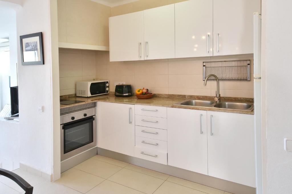 Kuchyň nebo kuchyňský kout v ubytování Apartamento Ferrera Park 206