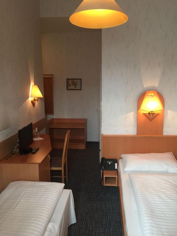 Llit o llits en una habitació de Hotel Admiral