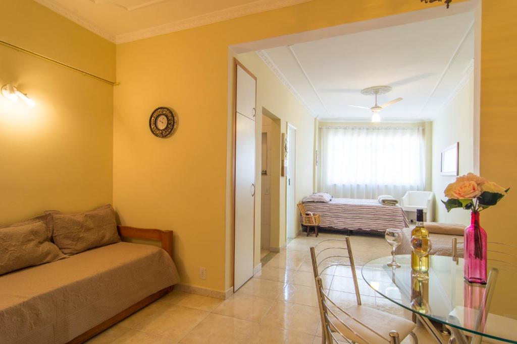 a living room with a couch and a glass table at Flat General in Petrópolis