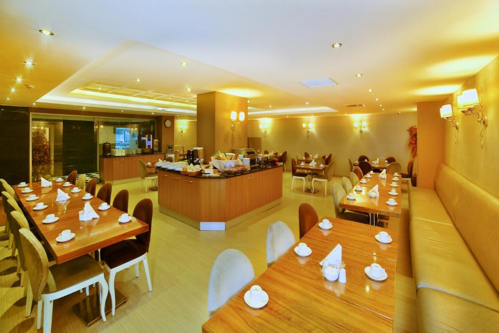 Restaurace v ubytování Hotel Grand Emin