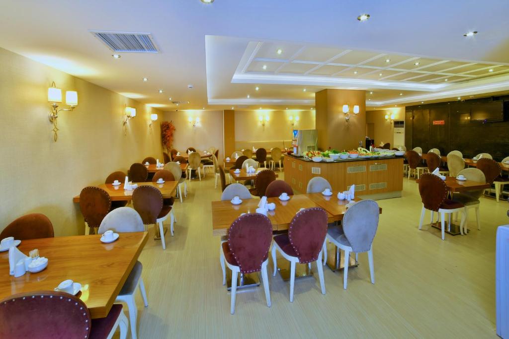 Restaurace v ubytování Hotel Grand Emin