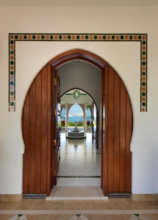 an archway leading to aoyer with an open door at Villa Esmeralda in Lagos