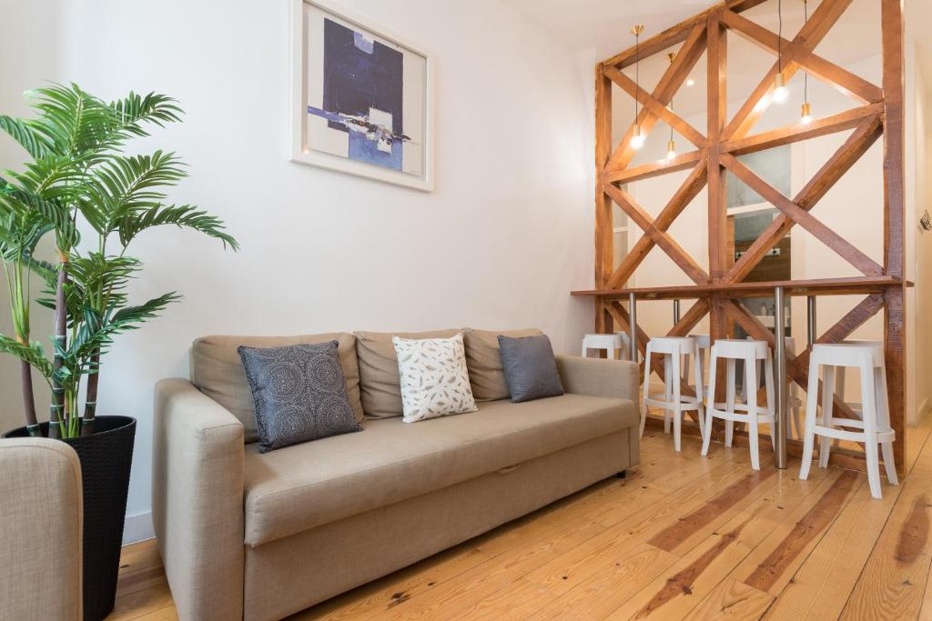 un soggiorno con divano e tavolo di Baixa Modern Three-Bedroom Apartment - by LU Holidays a Lisbona