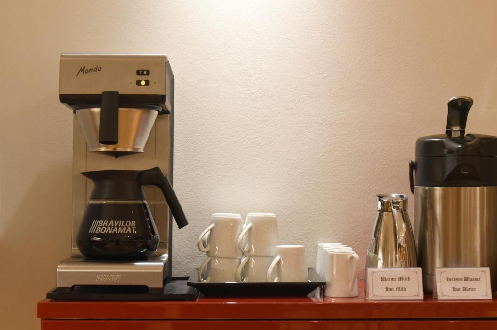 Příslušenství pro přípravu čaje a kávy v ubytování Hotel Hirschen