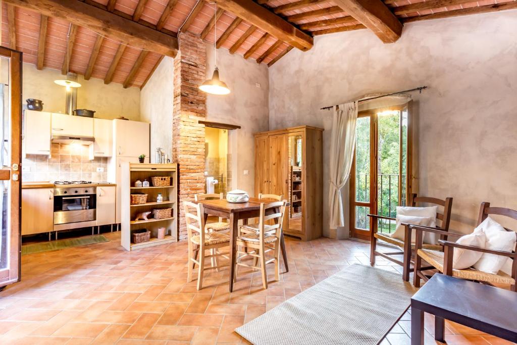 une cuisine avec une table et des chaises dans une pièce dans l'établissement Villa Marina, à Terranuova Bracciolini