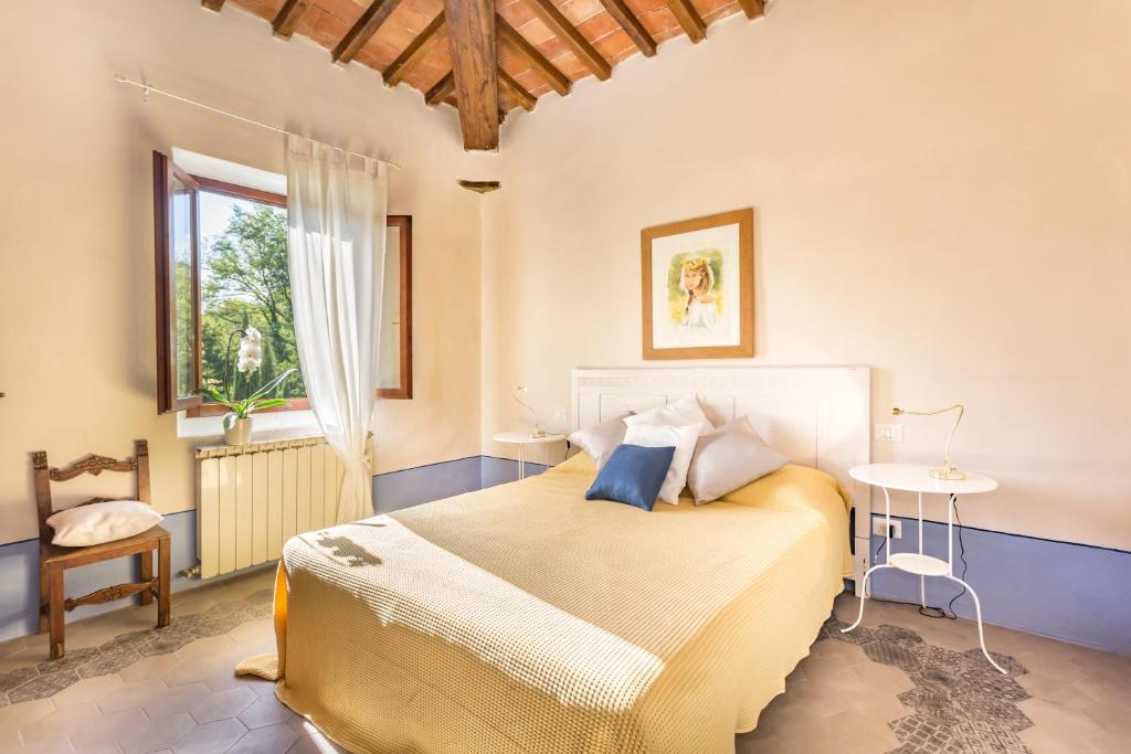 une chambre avec un lit et une fenêtre dans l'établissement Villa Marina, à Terranuova Bracciolini