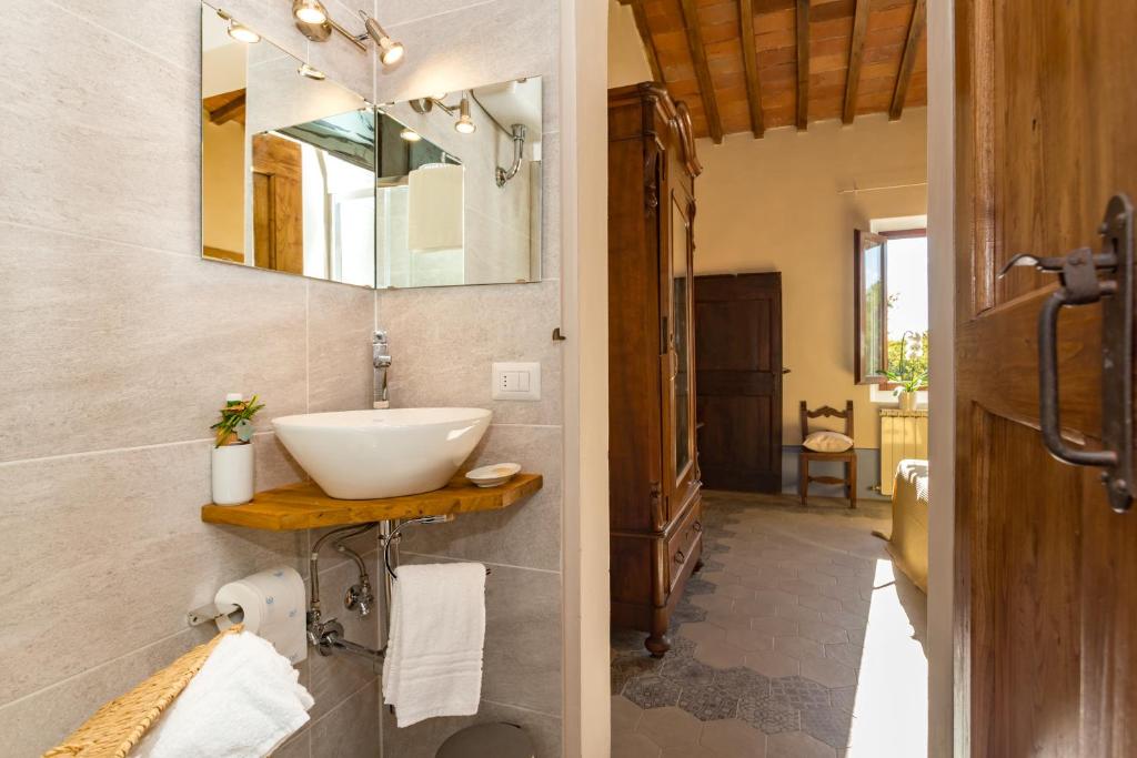 une salle de bain avec un lavabo et un miroir dans l'établissement Villa Marina, à Terranuova Bracciolini