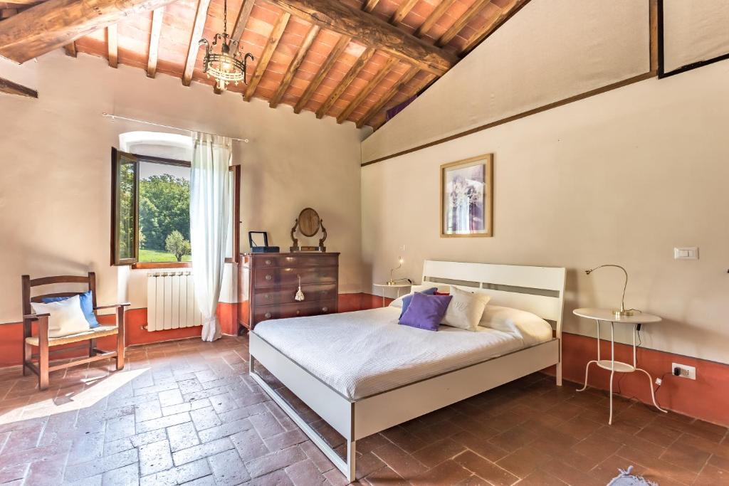 une chambre avec un lit, une chaise et une fenêtre dans l'établissement Villa Marina, à Terranuova Bracciolini 62 autres photos