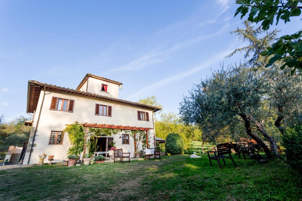 une vue extérieure d'une ferme avec tables et chaises dans l'établissement Villa Marina, à Terranuova Bracciolini