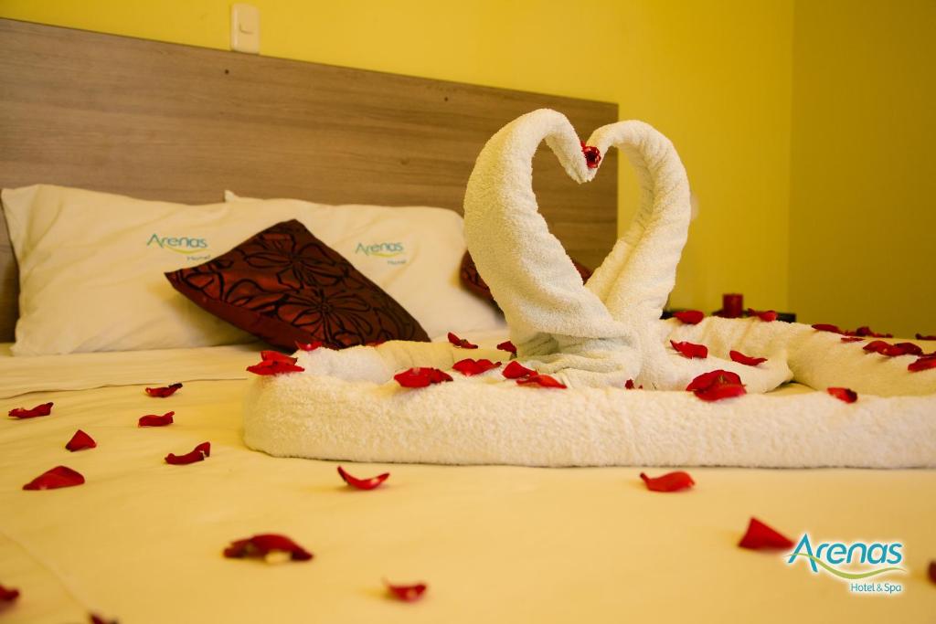 Postel nebo postele na pokoji v ubytování Arenas Hotel & Spa