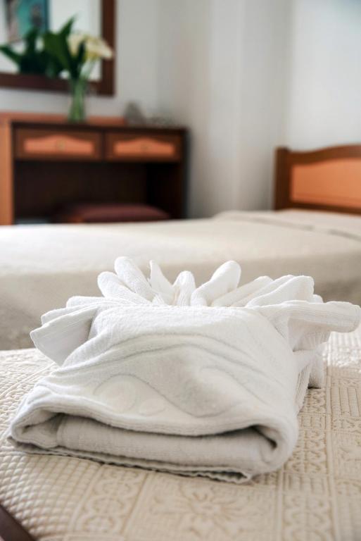 Łóżko lub łóżka w pokoju w obiekcie Contaratos Holiday Lettings 2