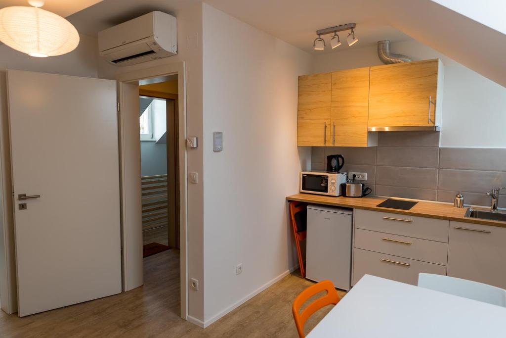 Kuchyň nebo kuchyňský kout v ubytování Central Apartments with Parking