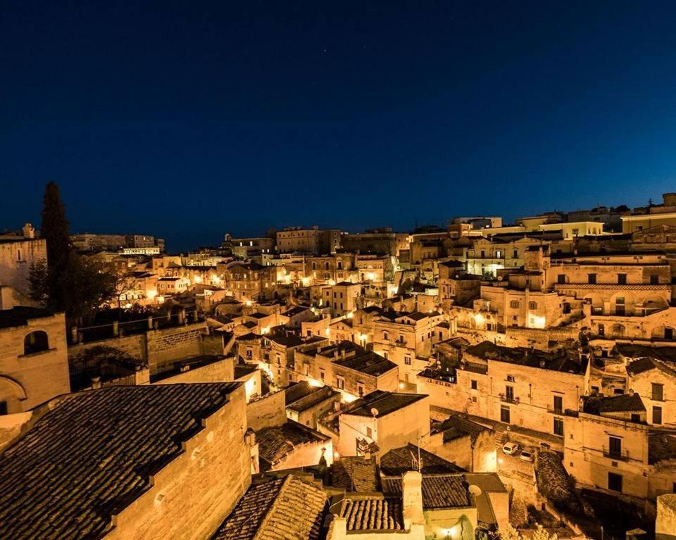 vista de uma cidade à noite com edifícios em Sole di Paglia em Matera
