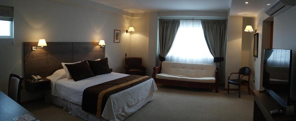 Postel nebo postele na pokoji v ubytování Conrado Hotel Osorno