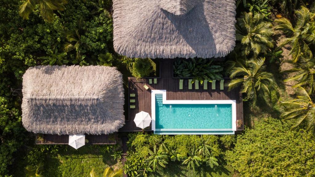 einen Luftblick auf ein Resort mit einem Pool in der Unterkunft Villa Playa Tayrona, Los Naranjos in Los Naranjos