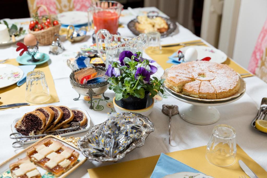 Jedlo v ubytovaní bed & breakfast alebo blízkom okolí