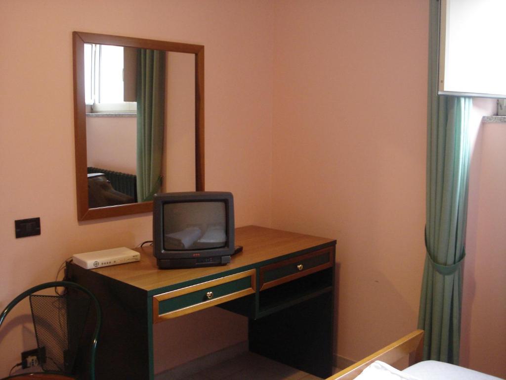 Televízia a/alebo spoločenská miestnosť v ubytovaní Hotel Grandinetti