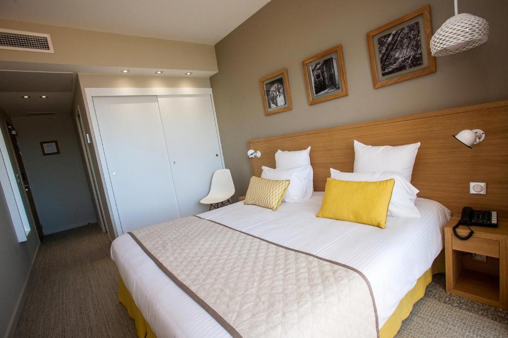 Postel nebo postele na pokoji v ubytování Hôtel La Caravelle