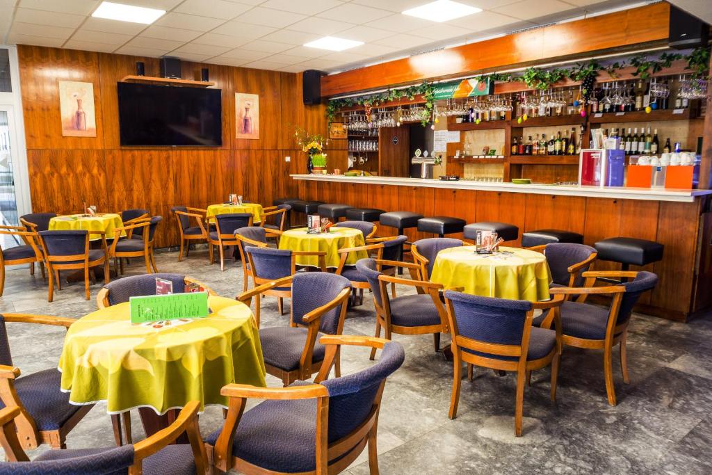 Lounge nebo bar v ubytování Hotel Bezdez Stare Splavy