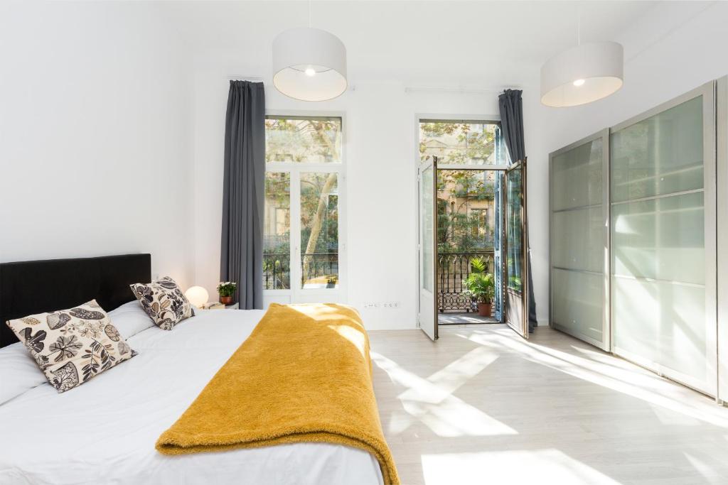 バルセロナにあるMontaber Apartment - Trafalgarのベッドルーム(白いベッド、毛布付)