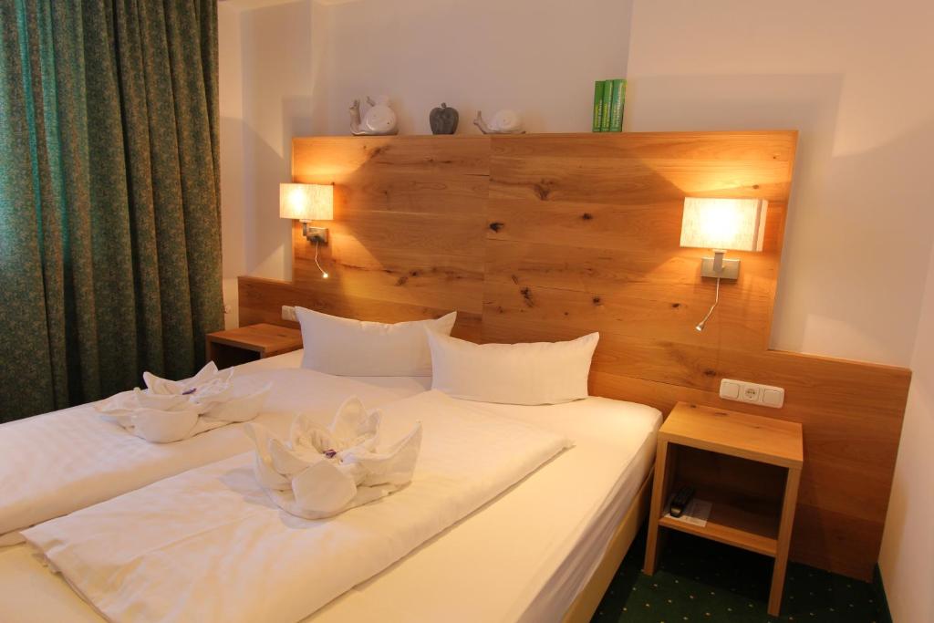 Postel nebo postele na pokoji v ubytování Hotel Tirolerhof