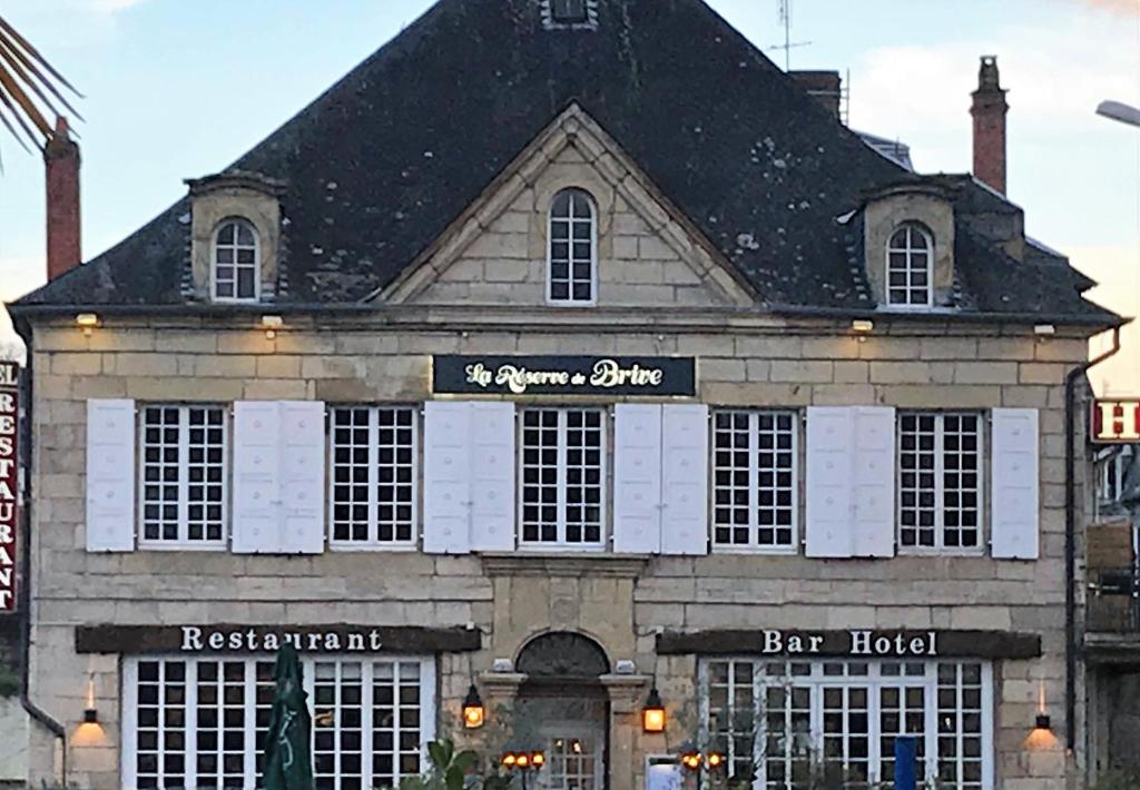 een gebouw met een barhotel aan de straat bij Hôtel La Réserve de Brive in Brive-la-Gaillarde