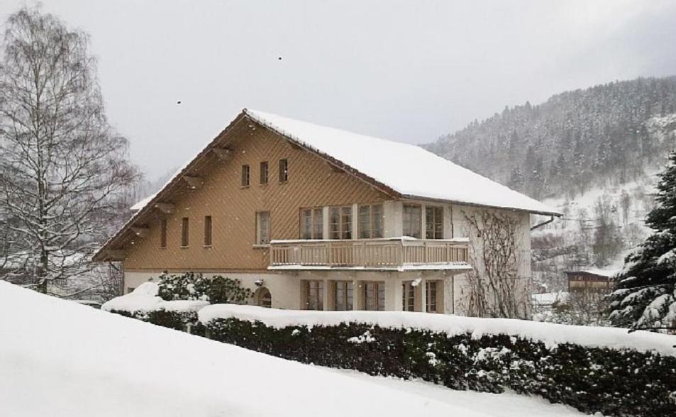 ラ・ブレスにあるChalet La Zaubette 8 personnesの雪に覆われた家