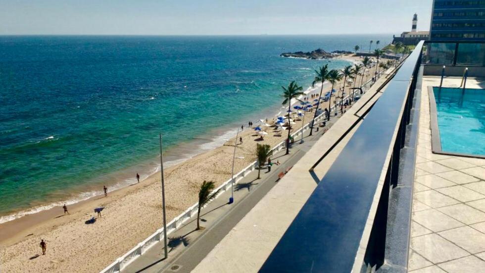 vista su una spiaggia e sull'oceano da un edificio di Flat Vista Mar Frente ou Lateral na Barra em Salvador a Salvador