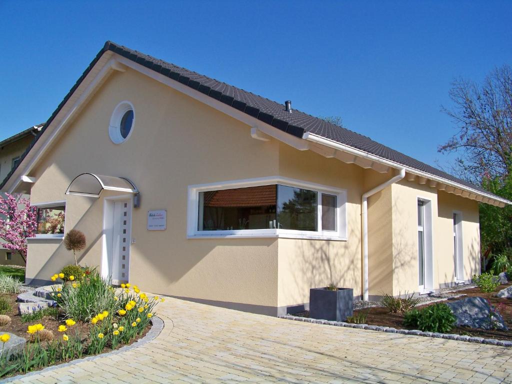 una pequeña casa blanca con entrada en Badische Landoase en Kehl am Rhein