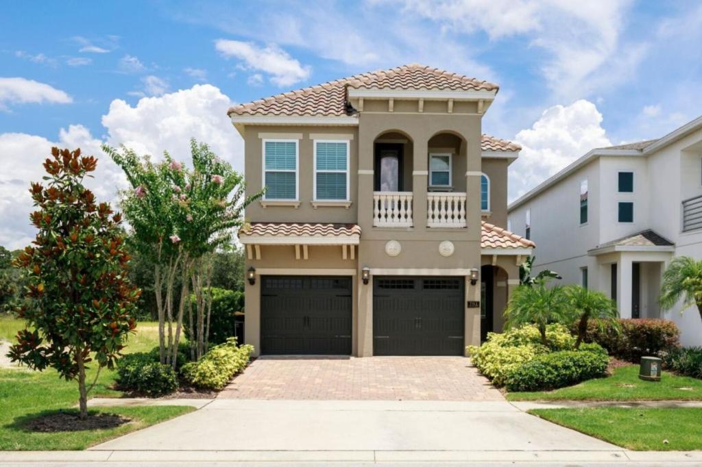 uma casa com garagem num bairro residencial em Desert Villa 760-764 em Kissimmee