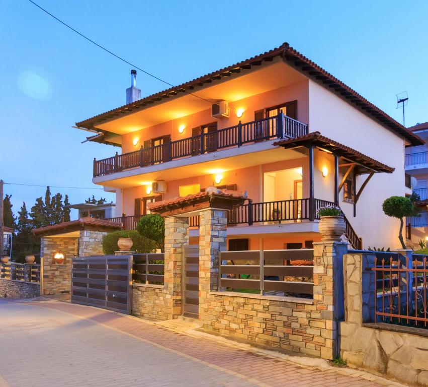 een huis met een hek ervoor bij House Maria in Agios Nikolaos