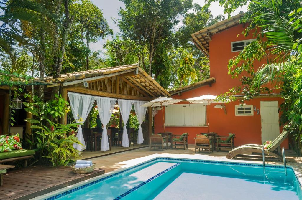 une villa avec une piscine et une maison dans l'établissement Jardim de Trancoso Pousada, à Trancoso