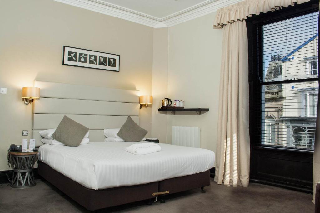 Postel nebo postele na pokoji v ubytování The Studley Hotel