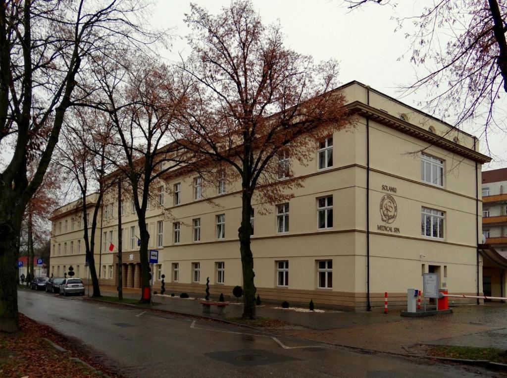 un gran edificio blanco al lado de una calle en Solanki Medical SPA, en Inowrocław