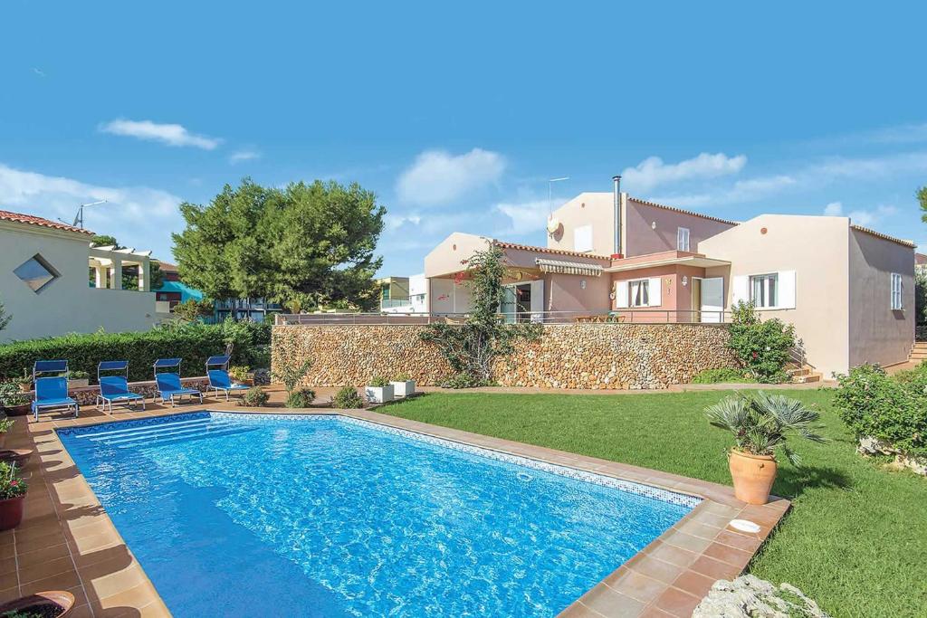 una piscina en el patio de una casa en Villa Betonia, en Punta Prima