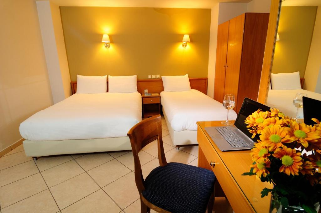 Postel nebo postele na pokoji v ubytování Morfeas Hotel