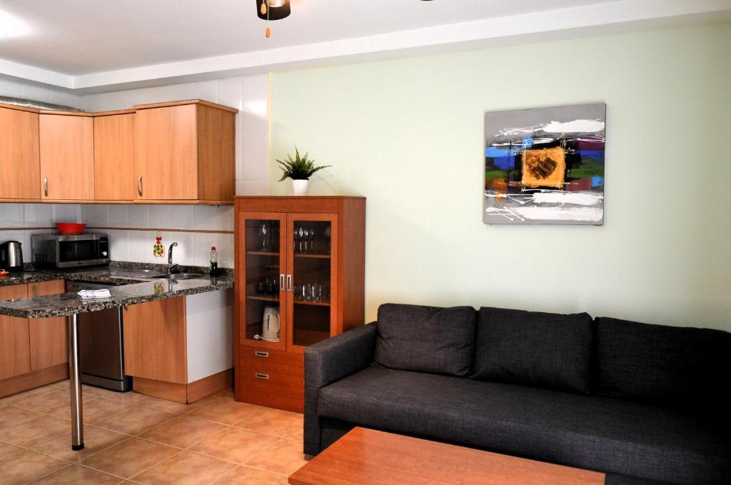 un soggiorno con divano e una cucina di Apartment Playa las Vistas a Playa de las Americas