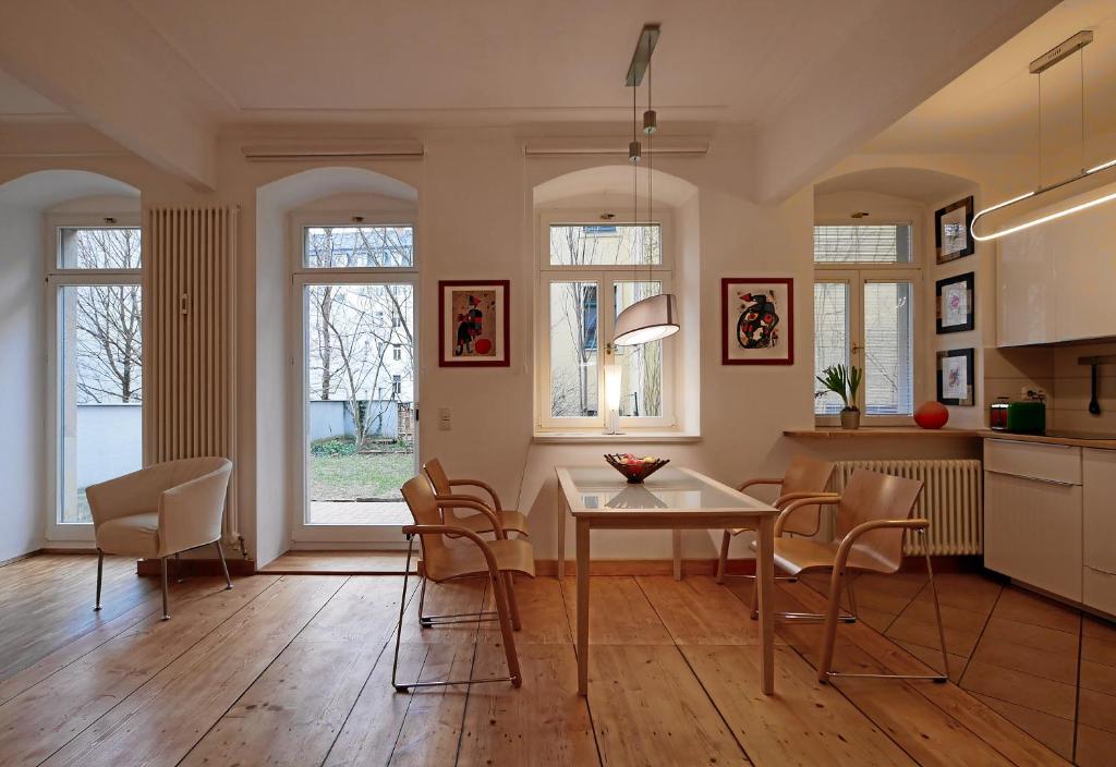 uma cozinha e sala de jantar com mesa e cadeiras em Neustadt - Paradies em Dresden