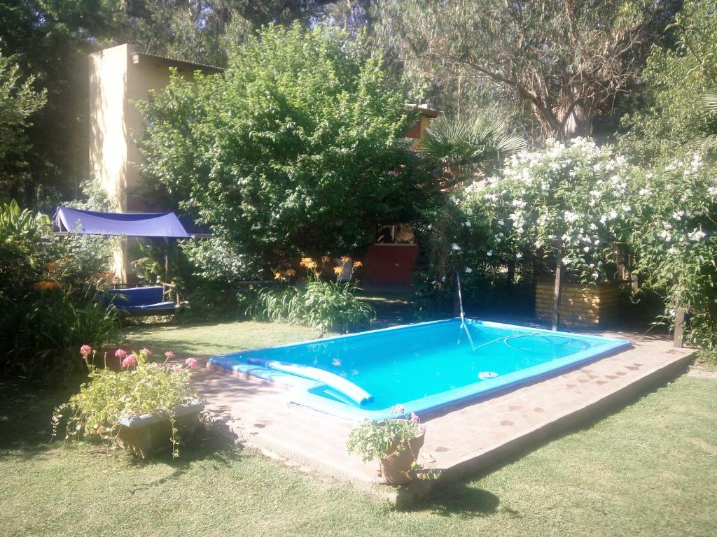 una piscina en el patio trasero de una casa en Casa de campo Miramar Norte en Miramar