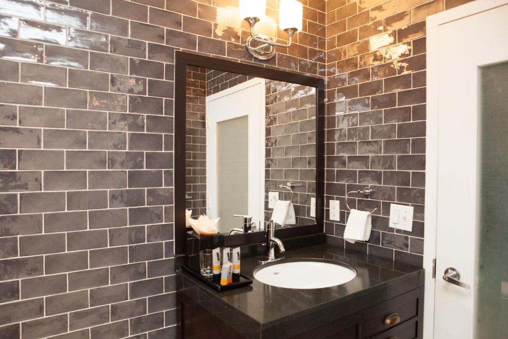 Ravel Hotel Trademark Collection by Wyndham - Deluxe Queen Room - Mobility Access/Non-Smoking