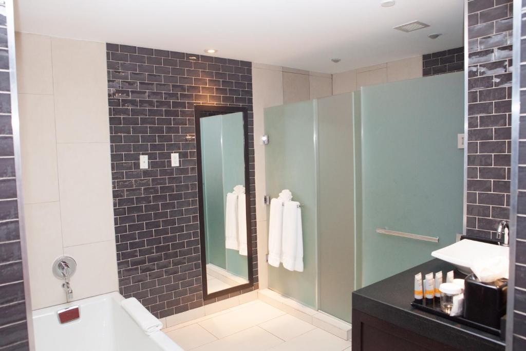 Ravel Hotel Trademark Collection by Wyndham - Queen Room With Two Queen Beds - First Floor