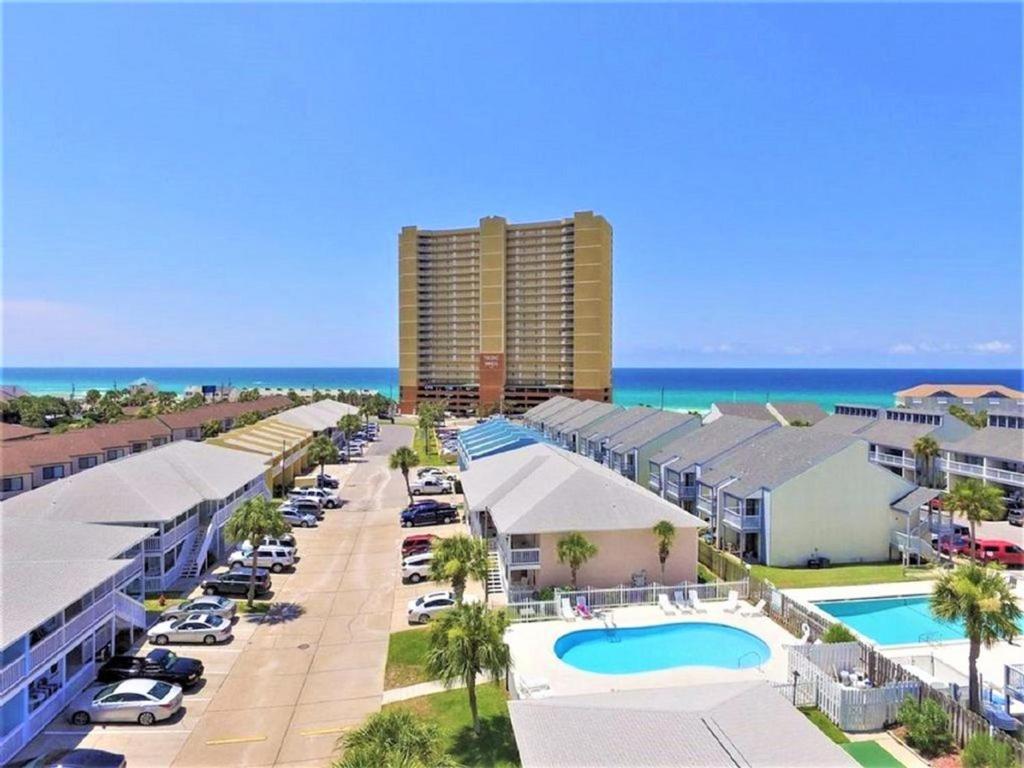 een luchtzicht op een resort met een zwembad en de oceaan bij Wendwood Condominiums in Panama City Beach