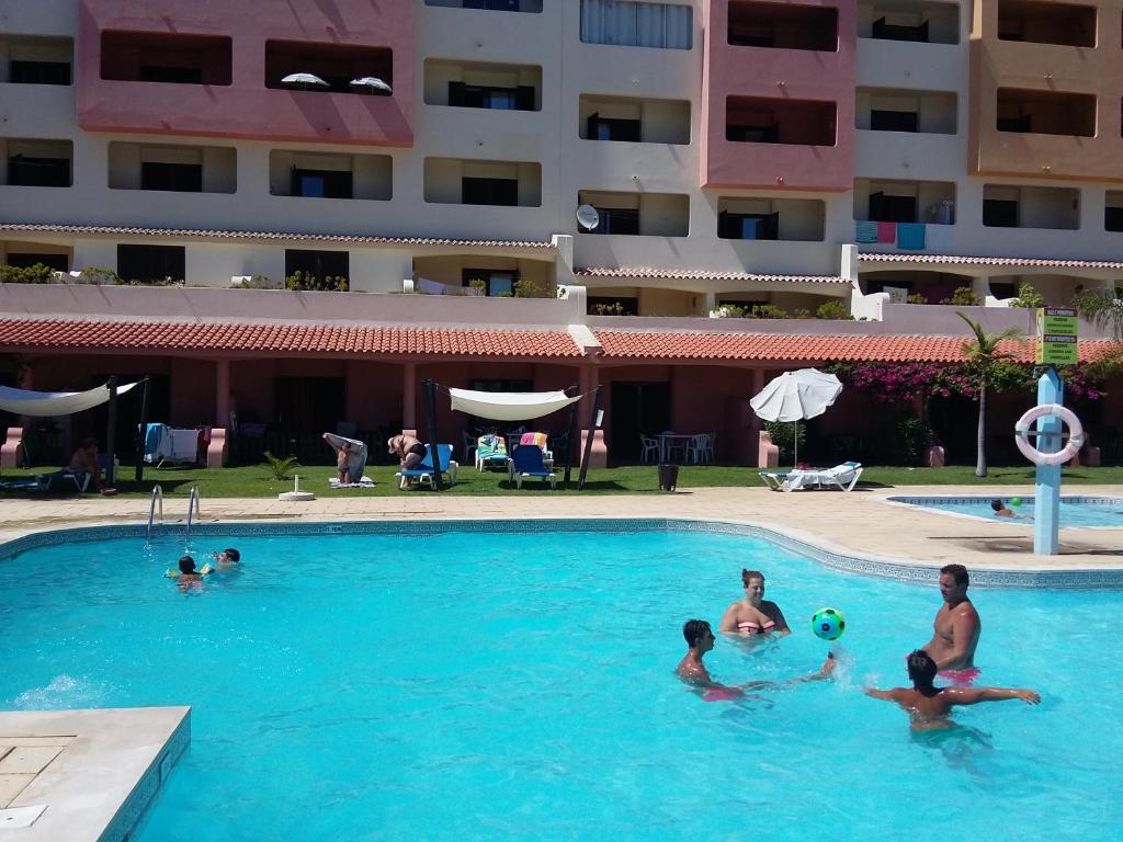 eine Gruppe von Personen im Pool eines Hotels in der Unterkunft Albufeira INN - Casa do Mar Azul - Bellavista T1 in Albufeira