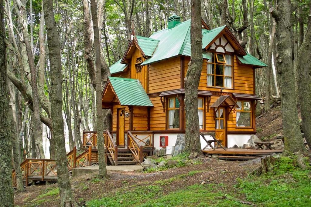 une cabane en bois au milieu des bois dans l'établissement Aldea Nevada, à Ushuaia